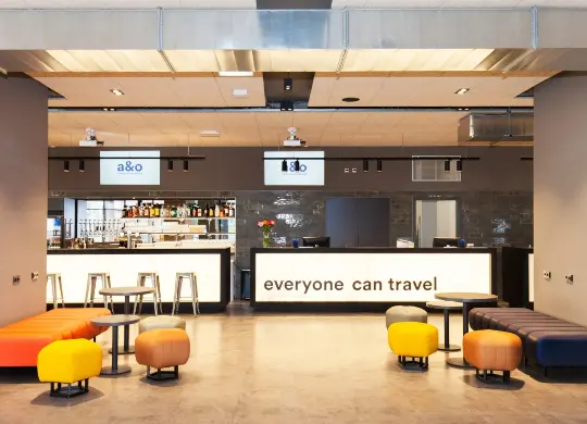 Auf Klassenfahrt mit HEROLÉ: Der großzügige Loungebereich mit Bar im a&o Prag Rhea