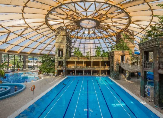 Auf Klassenfahrt mit HEROLÉ: Schwimmerbecken im Aquaworld in Budapest