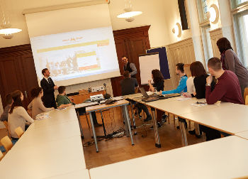 Einblick in den Arbeitsalltag des HEROLÉ- Teams Auf Klassenfahrt mit HEROLÉ: Schauen Sie dem HEROLÉ- Team über die Schulter