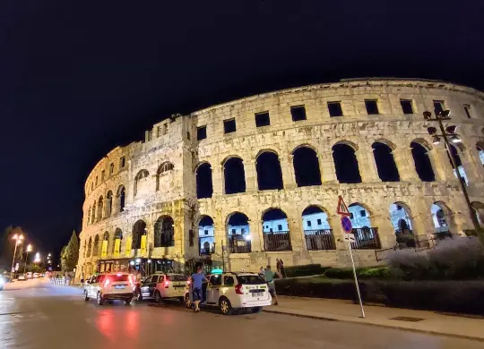 Auf Klassenfahrt mit HEROL&Eacute;: Arena in Pula