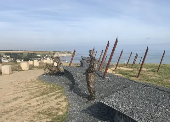 Auf Klassenfahrt mit HEROLÉ: Blick auf Arromanches in der Normandie