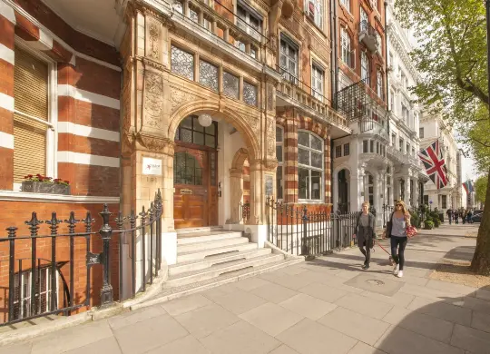 Auf Klassenfahrt mit HEROLÉ: Der Eingang zum Astor Hyde Park Hostel in London.