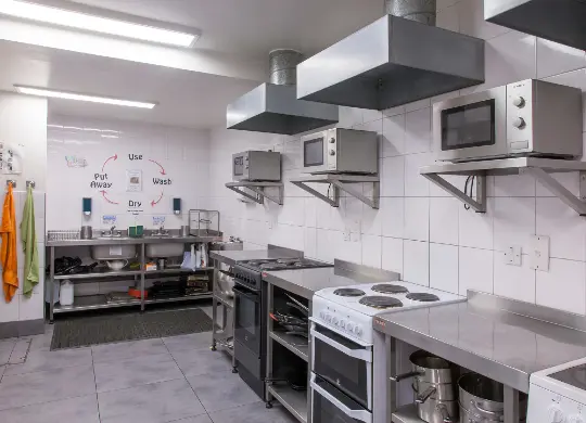 Auf Klassenfahrt mit HEROLÉ: Die kleine Selbstversorgerküche im Astor Hyde Park Hostel in London.