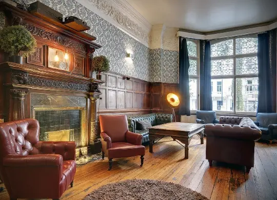 Auf Klassenfahrt mit HEROLÉ: Der Gemeinschaftsraum im englischen Stil im Astor Hyde Park Hostel in London.