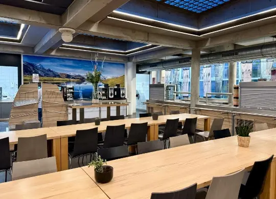 Auf Klassenfahrt mit HEROLÉ: Speisesaal in der Auberge de Jeunesse Geneve in Genf