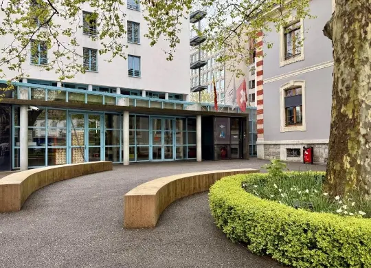 Auf Klassenfahrt mit HEROLÉ: Eingangsbereich zur Auberge de Jeunesse Geneve