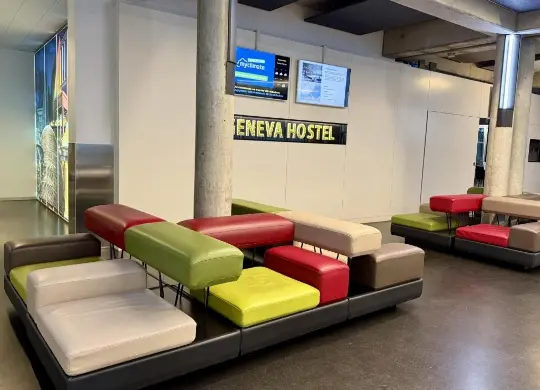 Auf Klassenfahrt mit HEROLÉ: Moderne Aufenthaltsbereiche in der Auberge de Jeunesse Geneve