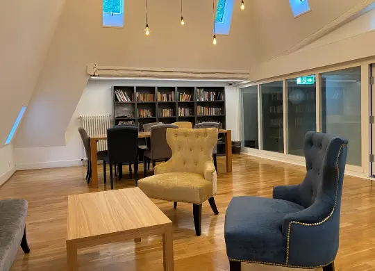 Auf Klassenfahrt mit HEROLÉ: Bibliothek in der Auberge de Jeunesse Geneve