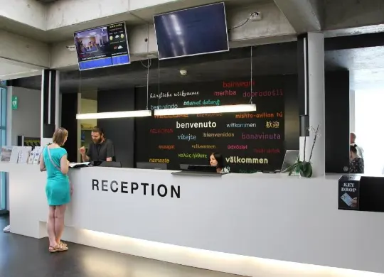 Auf Klassenfahrt mit HEROLÉ: Rezeption der Auberge de Jeunesse Geneve in Genf