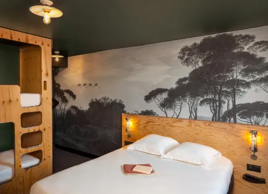 Auf Klassenfahrt mit HEROLÉ: 4-Bettzimmer im Eklo Hotel in Lyon