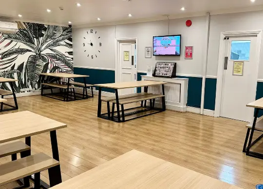 Auf Klassenfahrt mit HEROLÉ: Aufenthaltsbereich im SMART Hyde Park View Hostel