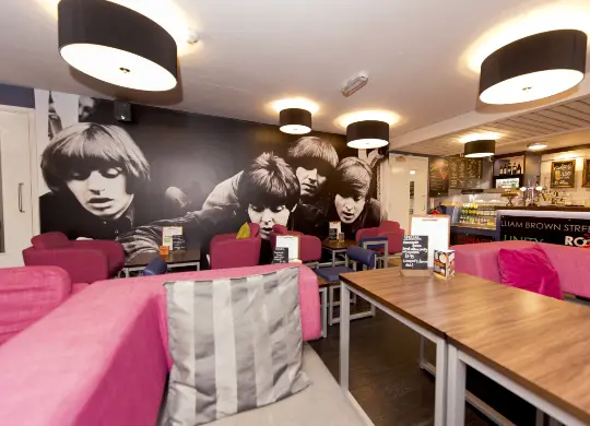 Auf Klassenfahrt mit HEROLÉ: Aufenthaltsbereich mit Couches in der YHA Liverpool