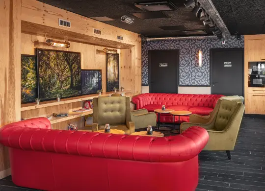 Auf Klassenfahrt mit HEROLÉ: Aufenthaltsbereit mit gemütlichen farbiges Sofas im Eklo Hotel in Lyon