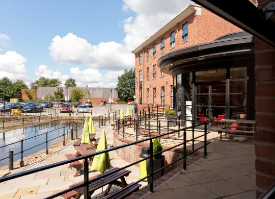 Auf Klassenfahrt mit HEROLÉ: Außenansicht der YHA Manchester