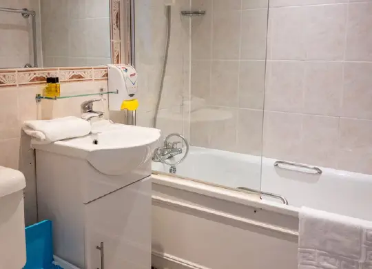 Auf Klassenfahrt mit HEROLÉ: Badezimmer im SMART Hyde Park View Hostel