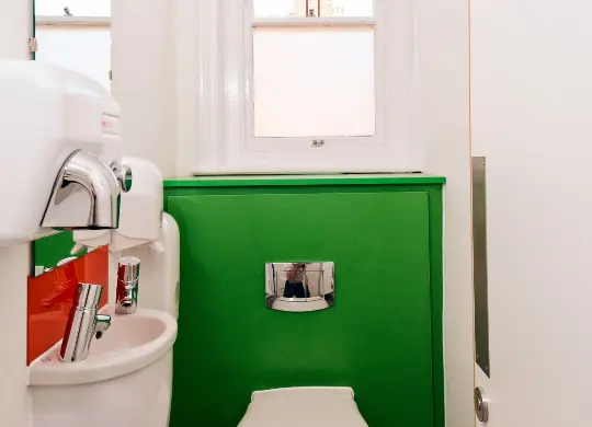 Auf Klassenfahrt mit HEROLÉ: Badezimmer in der YHA Canterbury