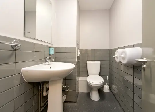 Auf Klassenfahrt mit HEROLÉ: Badezimmer in der YHA Liverpool