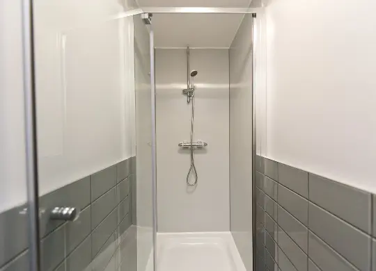 Auf Klassenfahrt mit HEROLÉ: Badezimmer mit Dusche in der YHA Liverpool
