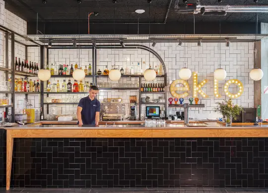 Auf Klassenfahrt mit HEROLÉ: Bar und Rezeption im Eklo Hotel in Lyon