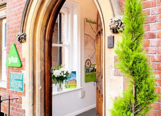 Auf Klassenfahrt mit HEROLÉ: Eingangsportal der YHA Canterbury