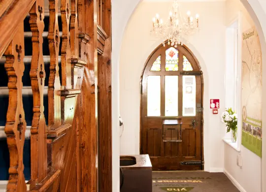 Auf Klassenfahrt mit HEROLÉ: Eingangstür mit Flur in der YHA Canterbury