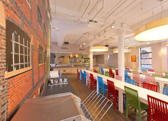 Auf Klassenfahrt mit HEROLÉ: Essbereich in der YHA Manchester