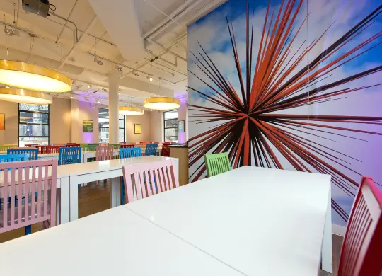 Auf Klassenfahrt mit HEROLÉ: Essbereich mit farbenfrohen Bildern in der YHA Manchester