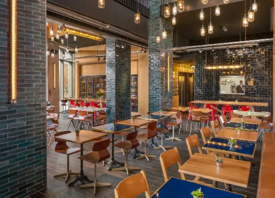 Auf Klassenfahrt mit HEROLÉ: Frühstücks und Barbereich im Eklo Hotel in Lyon