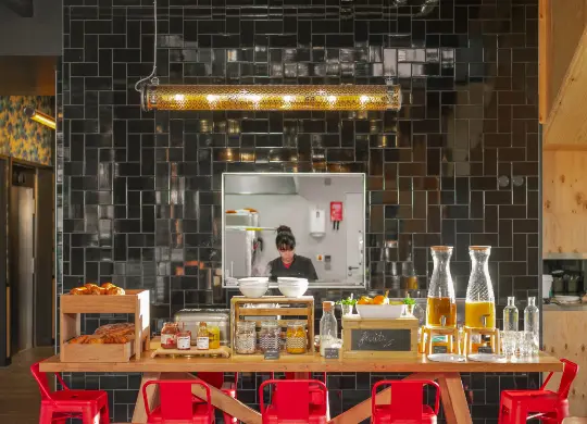 Auf Klassenfahrt mit HEROLÉ: Frühstücksbuffet im Eklo Hotel in Lyon