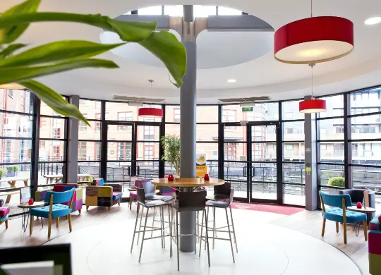 Auf Klassenfahrt mit HEROLÉ: Lounge mit Sitzmöglichkeiten in der YHA Manchester