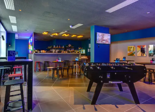 Auf Klassenfahrt mit HEROLÉ: Lyon Meininger Hotel, Bar und Aufenthaltsbereich