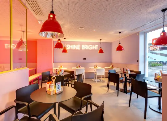 Auf Klassenfahrt mit HEROLÉ: Lyon Meininger Hotel Lyon Essbereich