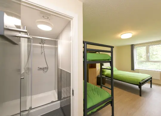 Auf Klassenfahrt mit HEROLÉ: Mehrbettzimmer mit Badezimmer in der YHA Liverpool