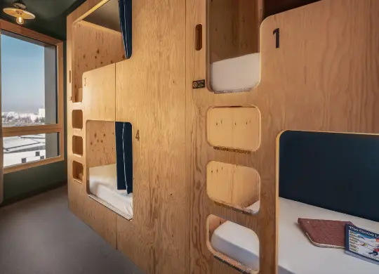 Auf Klassenfahrt mit HEROLÉ: Mehrbettzimmer mit Betten aus Holz im Eklo Hotel in Lyon