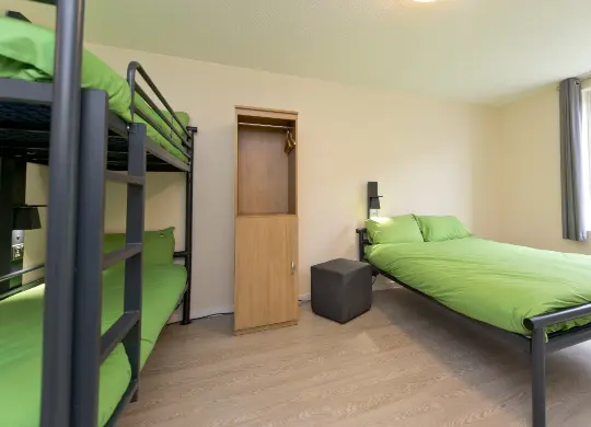 Auf Klassenfahrt mit HEROLÉ: Mehrbettzimmer mit Doppelbett und Doppelstockbett in der YHA Liverpool