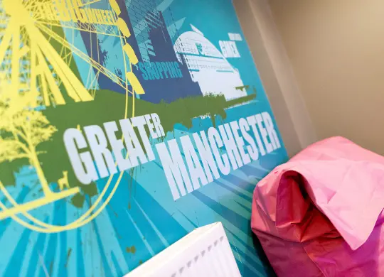 Auf Klassenfahrt mit HEROLÉ: Plakat "Greater Manchester" in der YHA Manchester