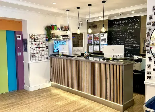 Auf Klassenfahrt mit HEROLÉ: Rezeption im SMART Hyde Park View Hostel