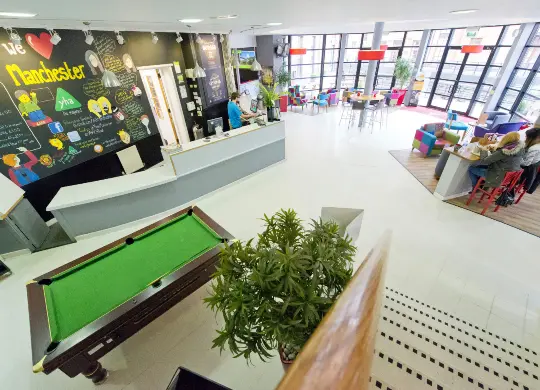 Auf Klassenfahrt mit HEROLÉ: Rezeption und Lounge mit Billardtisch in der YHA Manchester
