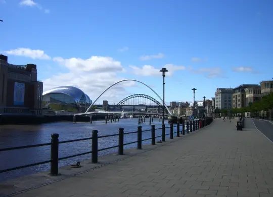 Auf Klassenfahrt mit HEROLÉ: Sage Gateshead im Hintergrund und Millenium Bridge in Newcastle