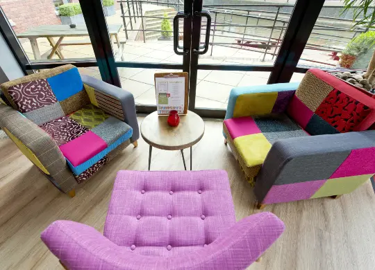 Auf Klassenfahrt mit HEROLÉ: Sitzgruppe in der YHA Manchester