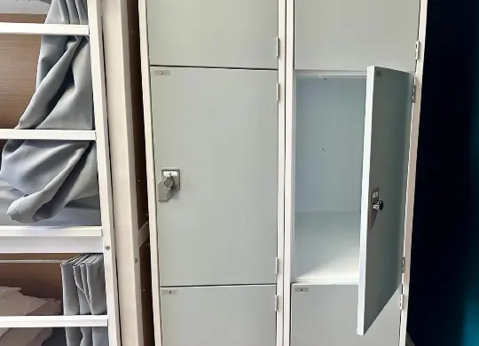 Auf Klassenfahrt mit HEROLÉ: Verschließbarer Schrank im SMART Hyde Park View Hostel