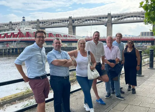 Auf Klassenfahrt mit HEROLÉ: Vor der roten Swing Bridge in Newcastle