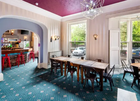 York Auf Klassenfahrt mit HEROLÉ: York Astor York Aufenthalts- und Barbereich