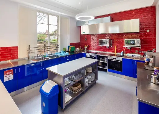 York Auf Klassenfahrt mit HEROLÉ: York Astor York Gästeküche