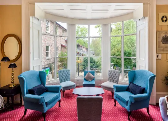 York Auf Klassenfahrt mit HEROLÉ: York Aufenhaltsbereich mit gemütlicher Sitzecke