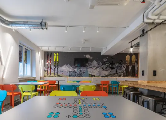 Aufenthalts- und Speiseraum im MEININGER Hotel in Innsbruck Auf Klassenfahrt mit HEROLÉ: Aufenthalts- und Speiseraum im MEININGER Hotel in Innsbruck