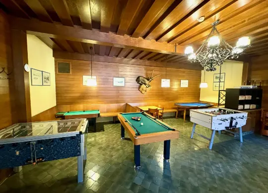 Auf Klassenfahrt mit HEROLÉ: Aufenthaltsraum im Hotel Josef in Hüttau - Salzburger Land