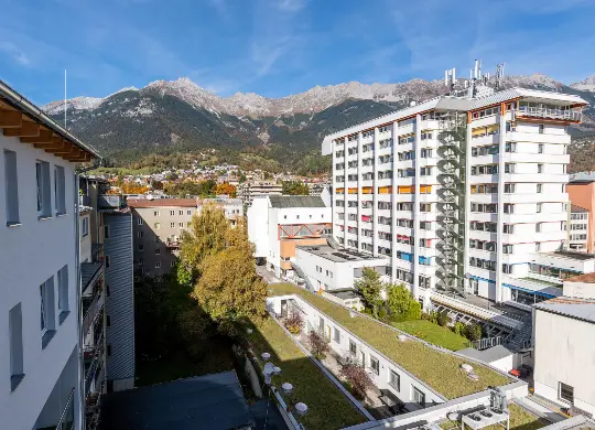 Ausblick auf die Berge vom MEININGER Innsbruck Auf Klassenfahrt mit HEROLÉ: Ausblick auf die Berge vom MEININGER Innsbruck