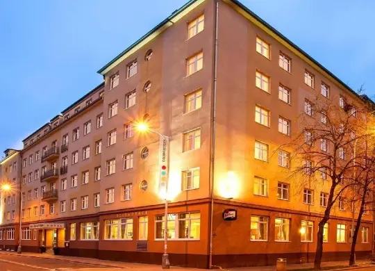 Auf Klassenfahrt mit HEROLÉ: Außenansicht des 4-Sterne-Hotel Colorfactory (EX Extol Inn)