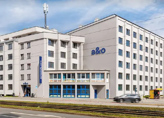 Auf Klassenfahrt mit HEROLÉ: Außenansicht des a&o Hostels München Hackerbrücke